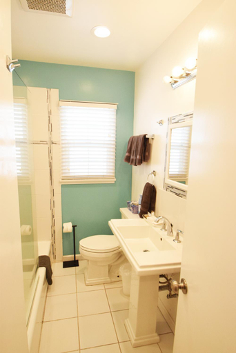 Bathroom 2, Venice Beach Apartments Monthly rents, Los Angeles
