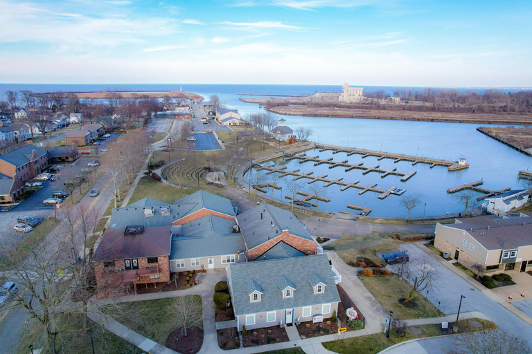Side-by-Side Family Apartments - Sleeps 15 Total, Erie