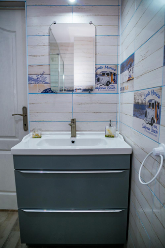 Bathroom 1, Casa ERICKA, Limanu