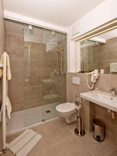 Bathroom 3, Hotel Neuwirt, Schwaz