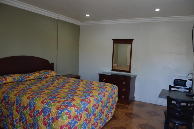 Bedroom 2, El Rey Inn - LAX, Los Angeles