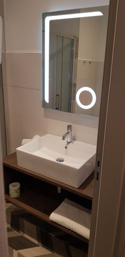 Bathroom 4, Riva 33, Lecce