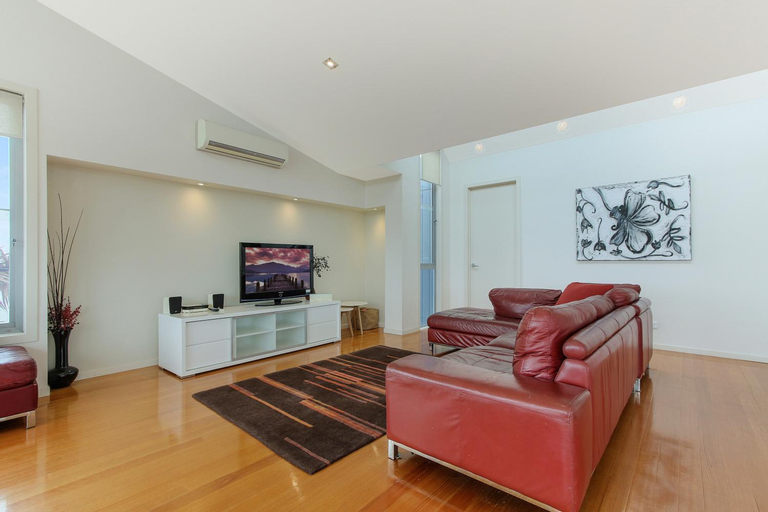 Others 5, Nautilus, E. Gippsland - Bairnsdale