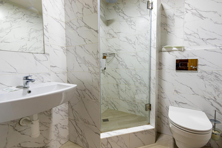 Bathroom 2, La Кrechunu, Nadvirnians'kyi