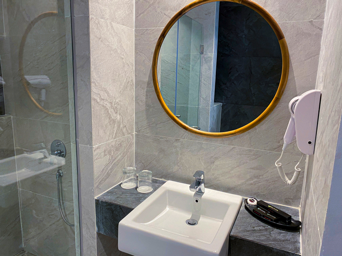Bathroom 16