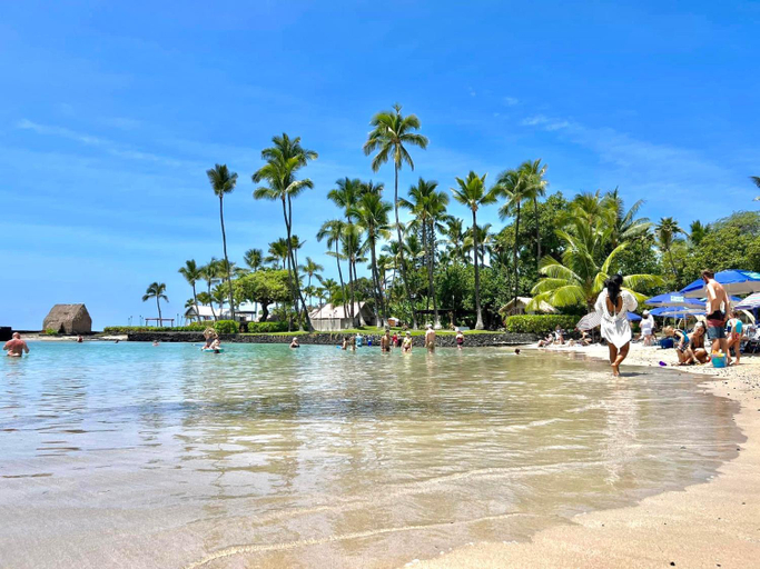 Others 4, MaiLan Hale, Hawaii