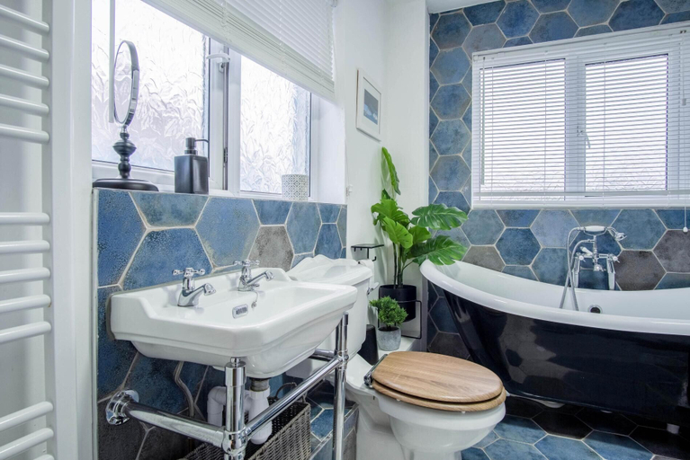 Bathroom 4, Lobster Cottage - 3 Bedroom Cottage - Tenby, Pembrokeshire