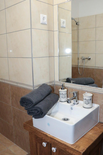 Bathroom 3, Palma Apartmanok Szallashely Szazhalombatta 4a, Érd