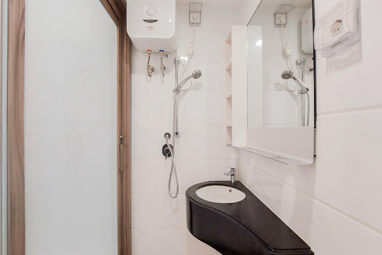 Bathroom 5, Well Furnished and Nice Studio Sky House BSD Apartment By Travelio, Tangerang Selatan