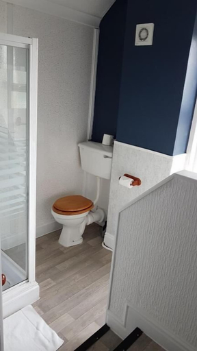 Bathroom 4, Meadows Way Guest House, Staffordshire