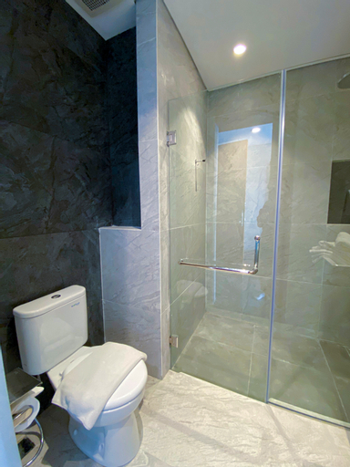 Bathroom 13