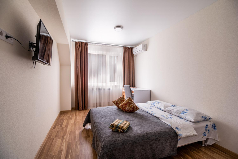 Others 5, Home Inn, Solomians'kyi