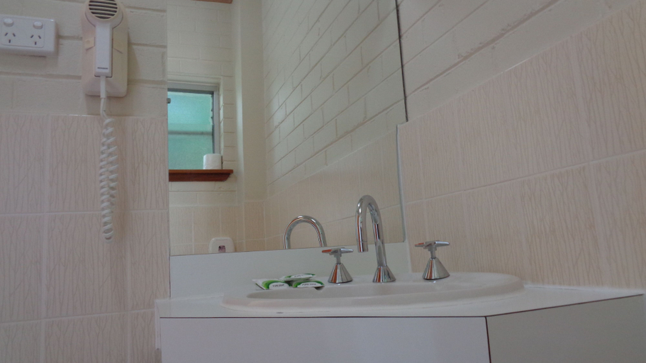 Bathroom 4, Moon River Motor Inn, Kempsey