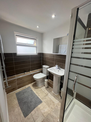 Bathroom 2, Stunning House 15 min from Wembley arena, London