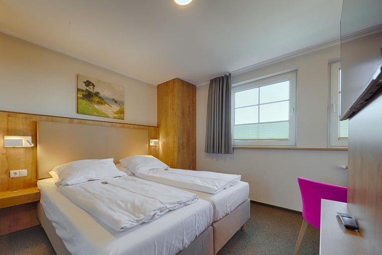 Bedroom 2, Seehotel Dune, Rostock