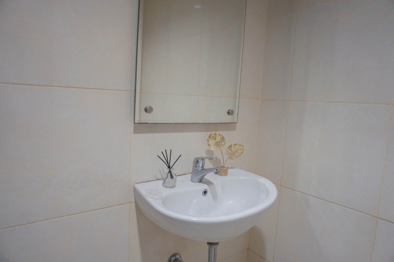 Bathroom 4, Good and Comfy Studio Elvis Tower Apartment By Travelio, Cikarang