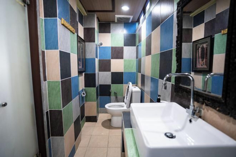 Bathroom 14