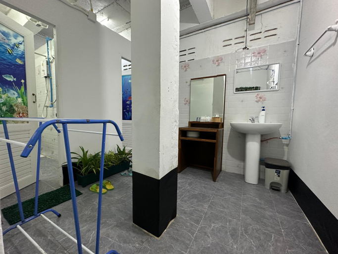 Bathroom 2, Sweed Dee Hostel, Mueang Krabi