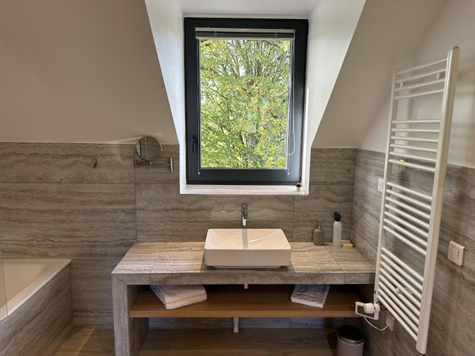 Bathroom 4, Hameau Les Gaties, Yonne