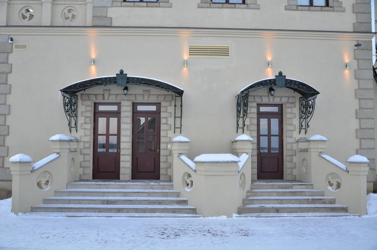 Exterior & Views
