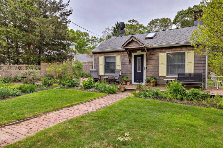 Cute East Hampton Cottage with Patio - Walk to Beach, Suffolk