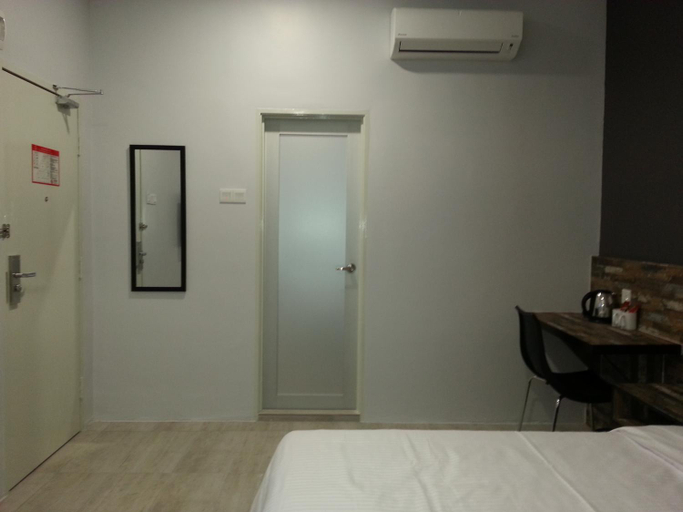 Bedroom 4, L Hotel, Kluang