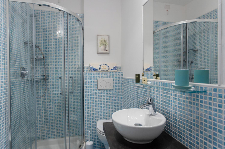 Bathroom 4, Antares, Livorno