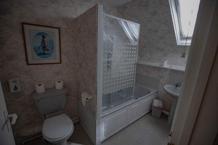 Bathroom 2, Claremont Guesthouse, Cambridgeshire