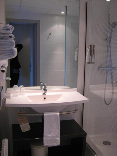 Bathroom 4, ibis Styles Saint Dizier, Haute-Marne