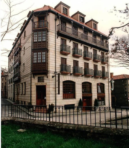 Exterior & Views