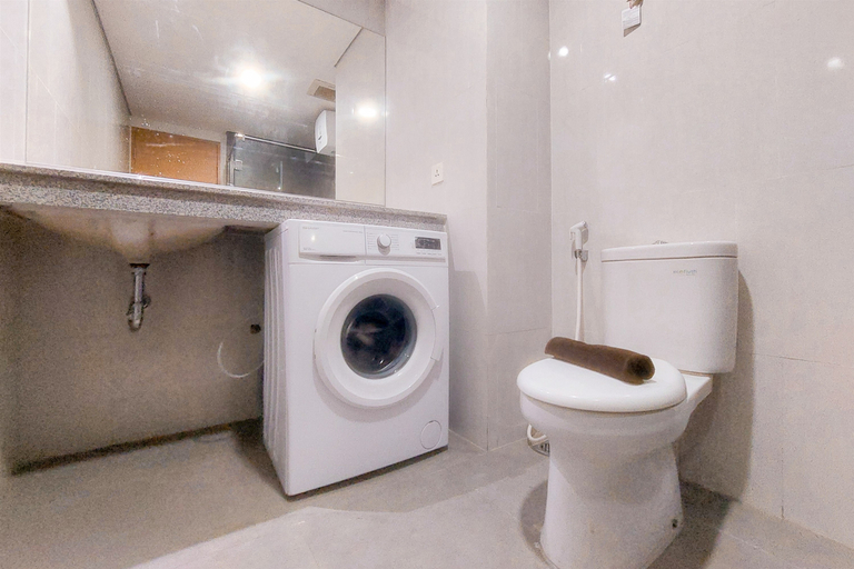 Bathroom 5, Modern Look and Comfy Studio Apartment at One Narita Residence By Travelio, Tangerang