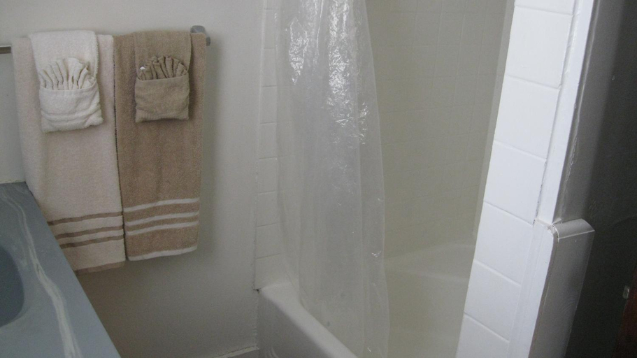 Bathroom 2, The Ohio Motel, Summit