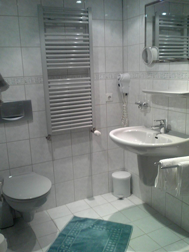 Bathroom 3, Land-Hotel Muhlengrund, Hochsauerlandkreis