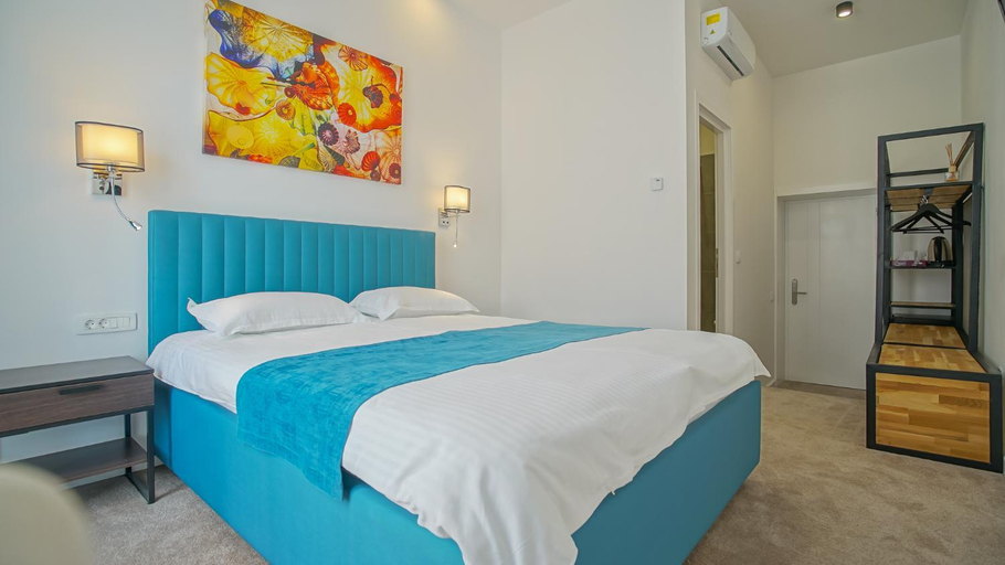 4, Zoom Rooms, Brasov