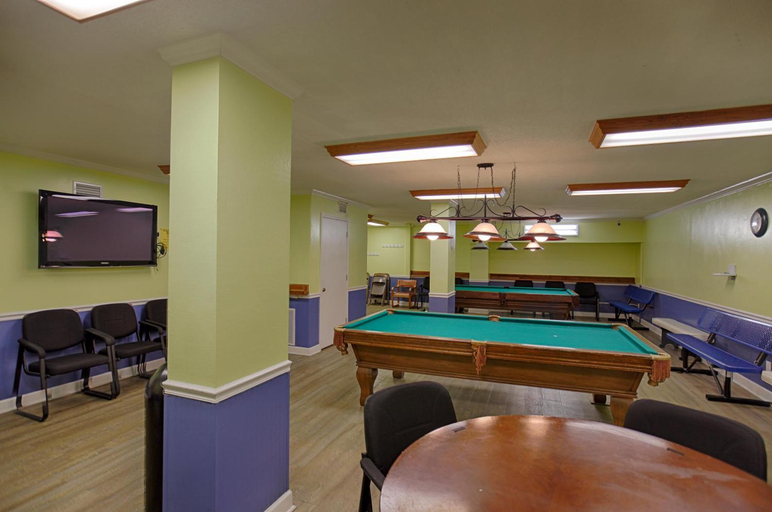 Food & Drinks, Regency Towers by Panhandle Getaways, Bay