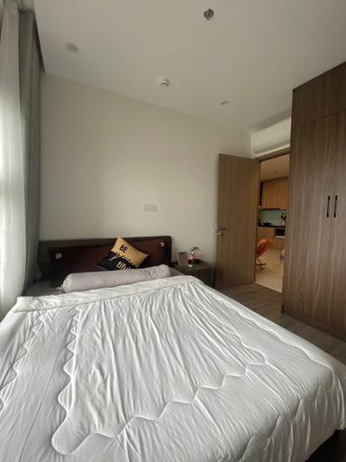 Bedroom 1, LA Nest, District 9