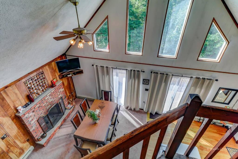 4, Beautiful Chalet with Hot Tub & Sauna in Poconos, Monroe