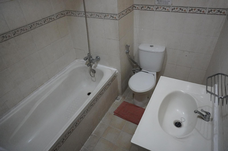 Bathroom 12
