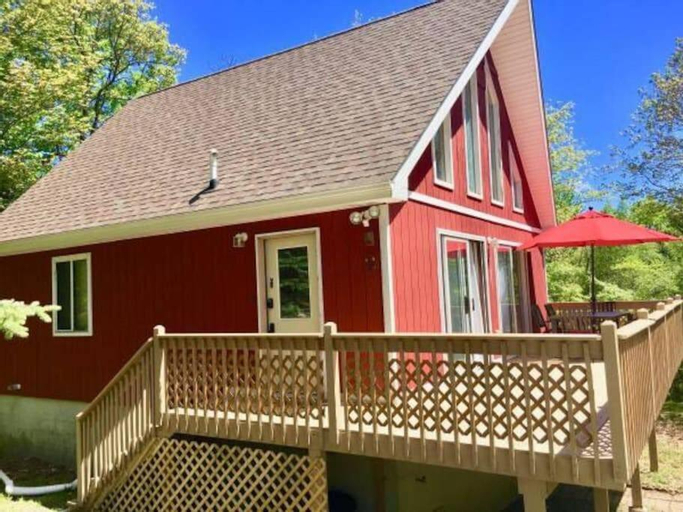 Beautiful Chalet with Hot Tub & Sauna in Poconos, Monroe