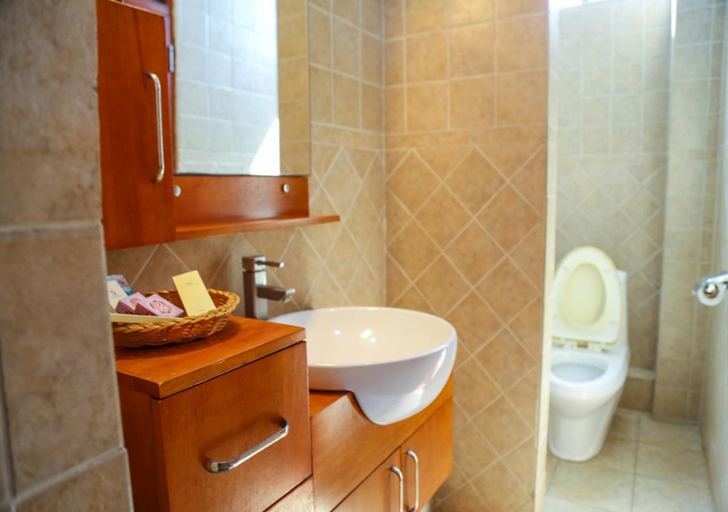 Bathroom 5, Hotel de Mag (Plaza), Kinondoni