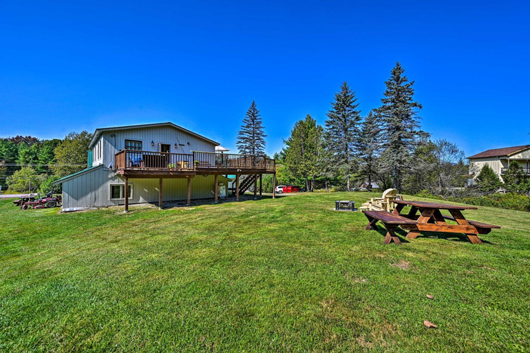 Cozy Apt with Hot Tub and Deck, 10 Mi to Stowe Resort!, Lamoille