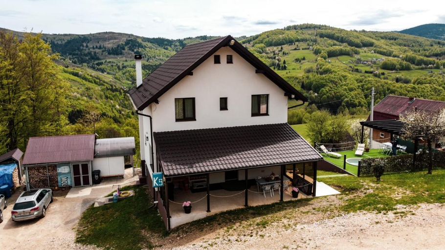 Others 3, Pensiunea K9, Margau