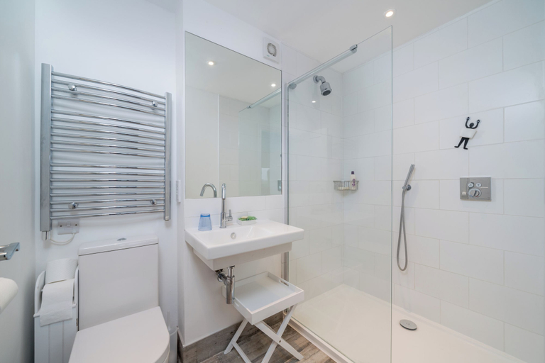 Bathroom 3, JOIVY Stylish flat between London Bridge, London