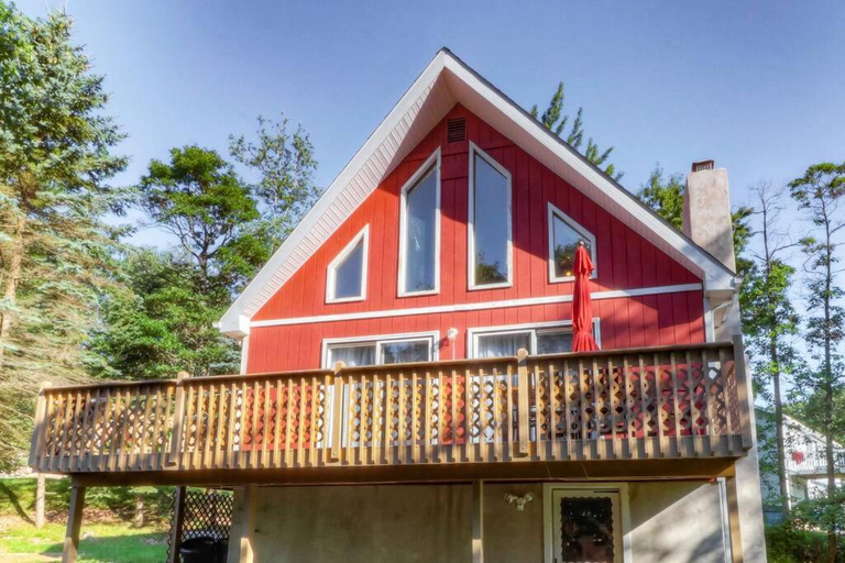 3, Beautiful Chalet with Hot Tub & Sauna in Poconos, Monroe