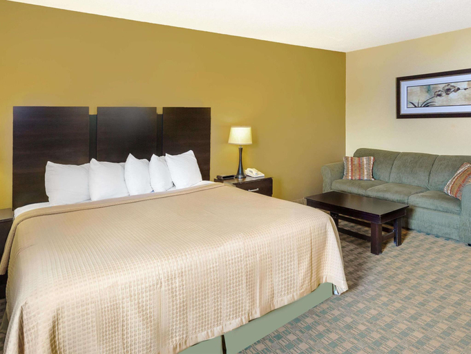 Bedroom 3, Econo Lodge Inn & Suites Yankton, Yankton