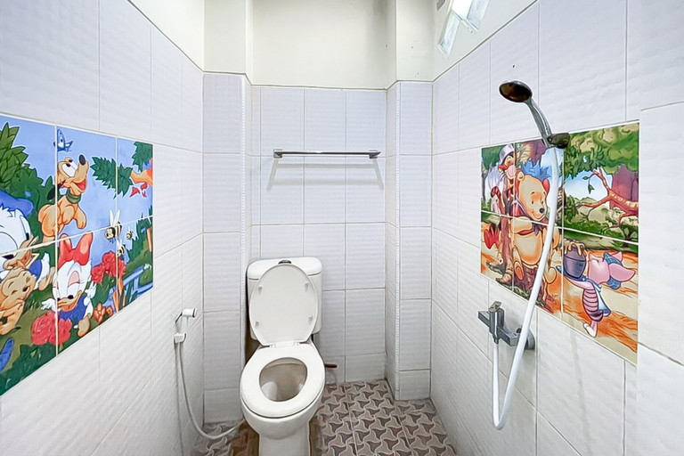 Bathroom 3, RedDoorz near Grage Mall Cirebon, Cirebon