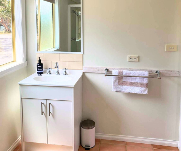 Bathroom 3, Orchid Lane Cottages, Horsham Bal