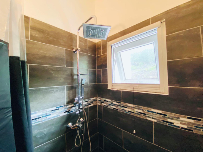 Bathroom 2, Sea-Renity