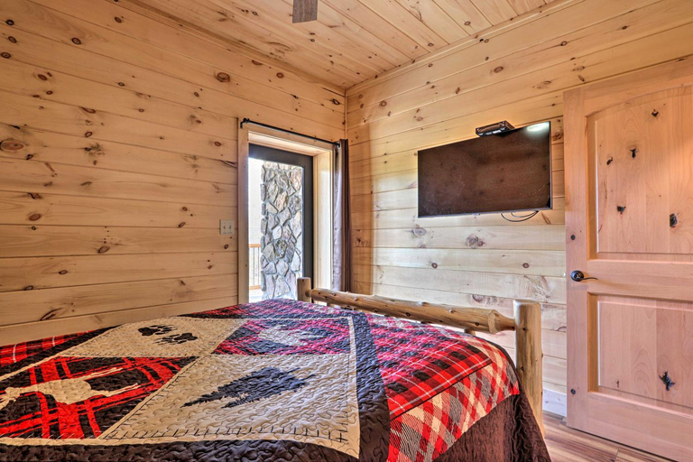 Bedroom 2, Hot Tub + Smokies Views! Spacious Mountain Retreat, Sevier