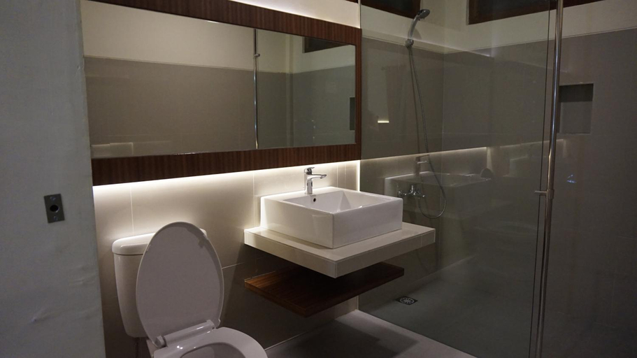 Bathroom 14